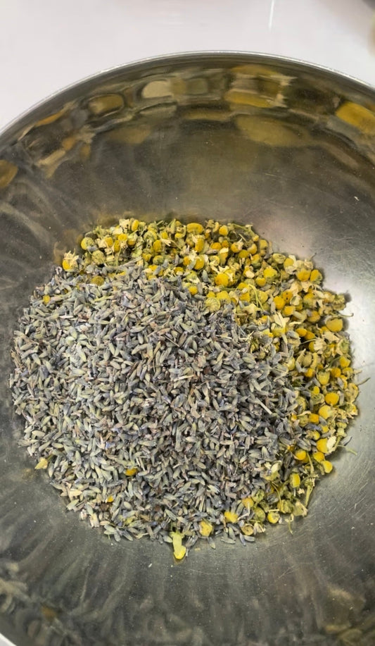 Tés para dormir mejor: cómo ayudan la tila, la manzanilla y la lavanda