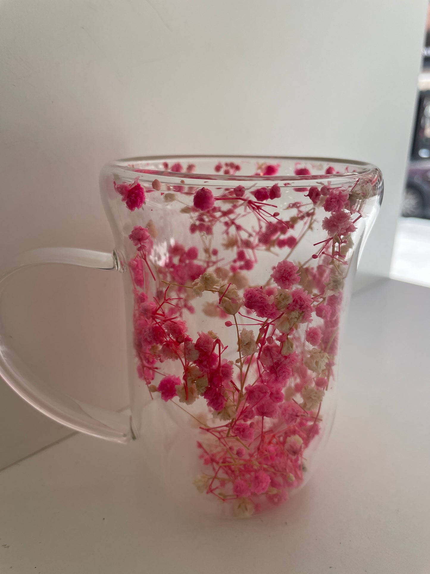 Taza de flores de colores de pétalos
