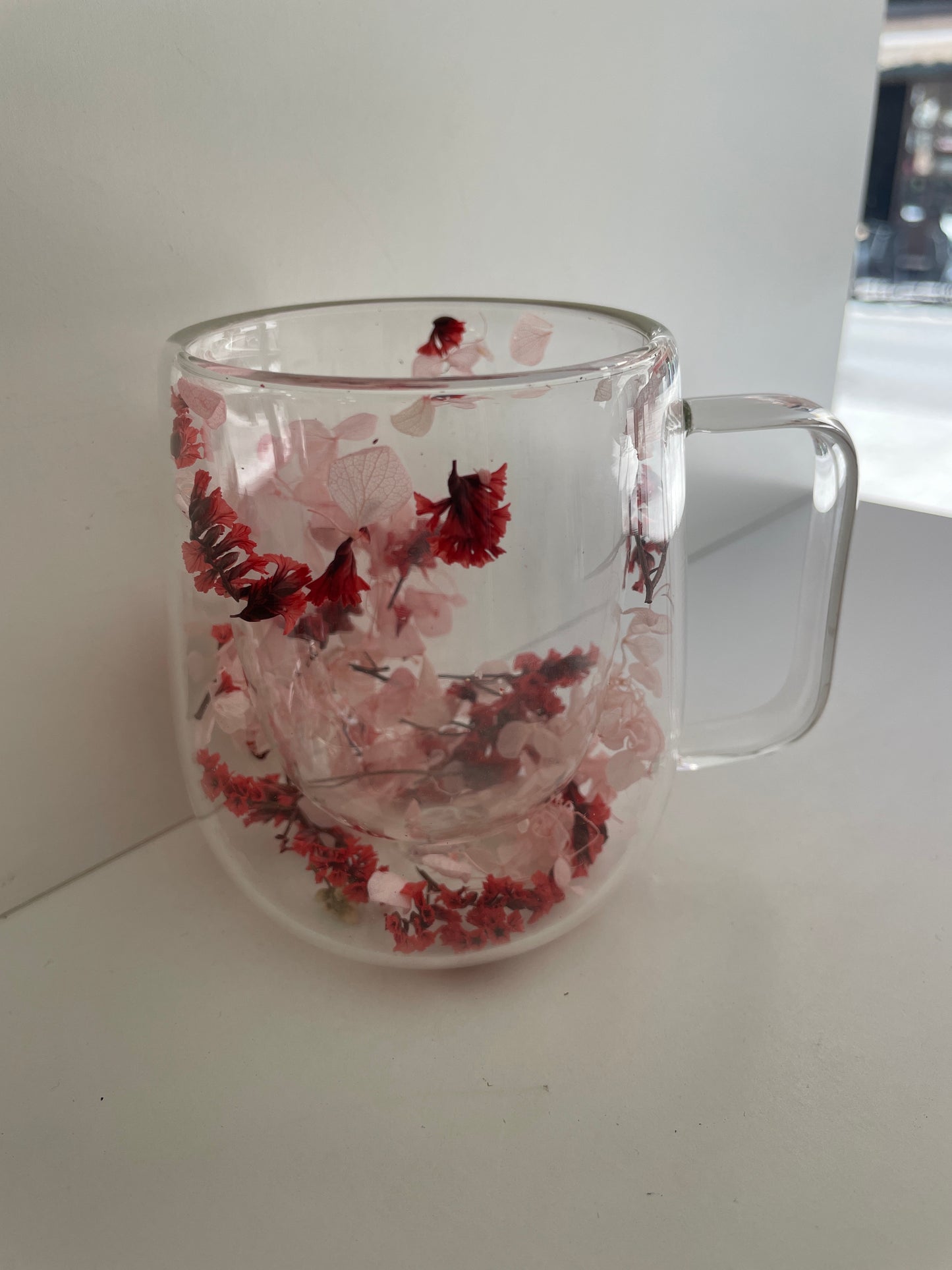 Taza de flores de colores de pétalos