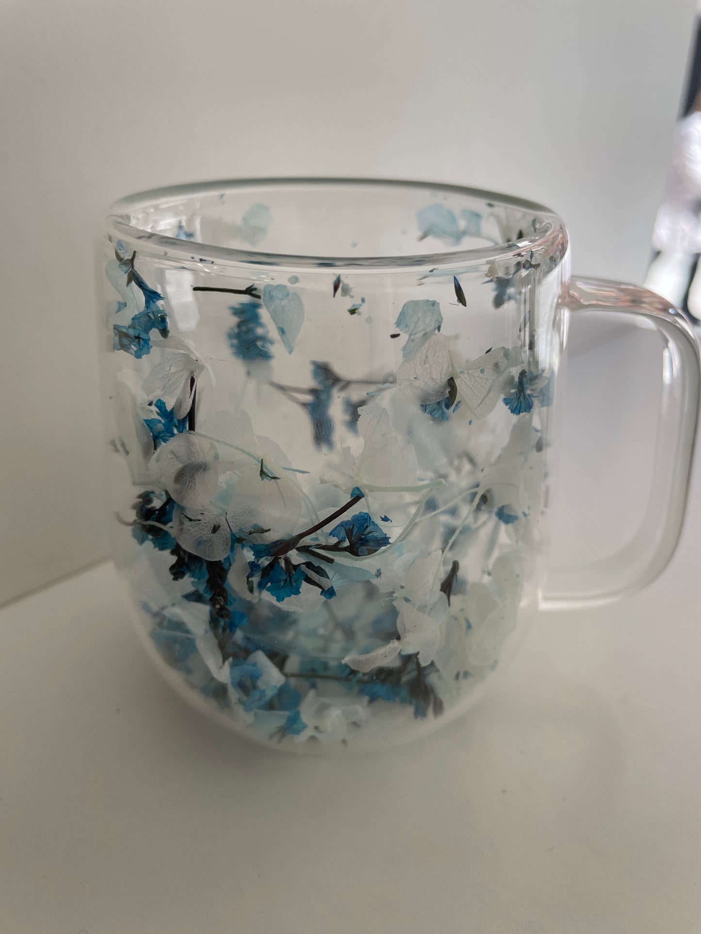 Taza de flores de colores de pétalos