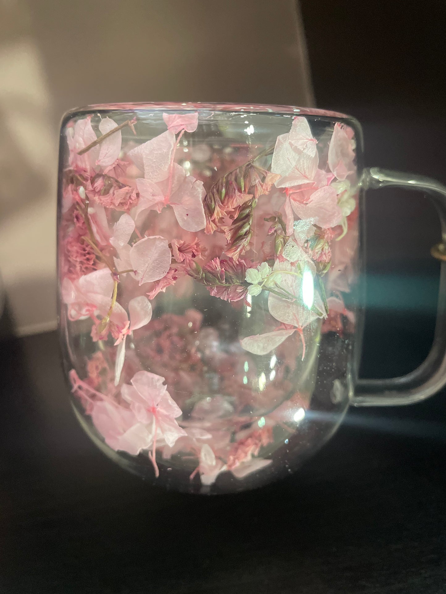 Taza de flores de colores de pétalos