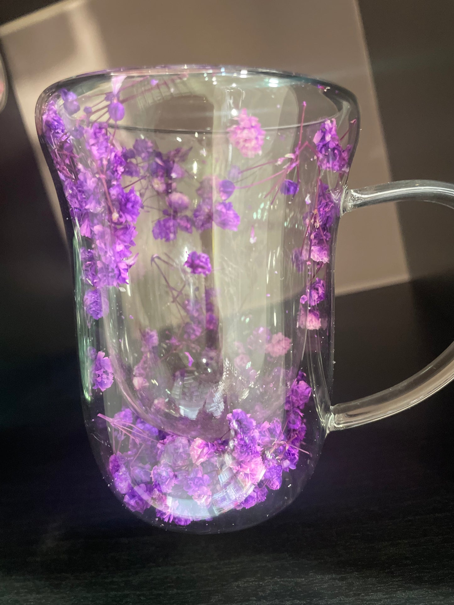 Taza de flores de colores de pétalos