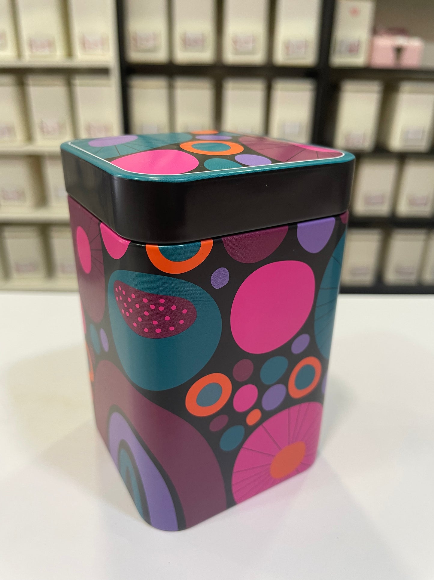 Cajas de metal primaveral