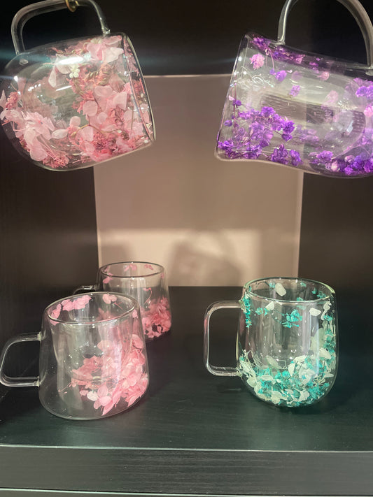 Taza de flores de colores de pétalos