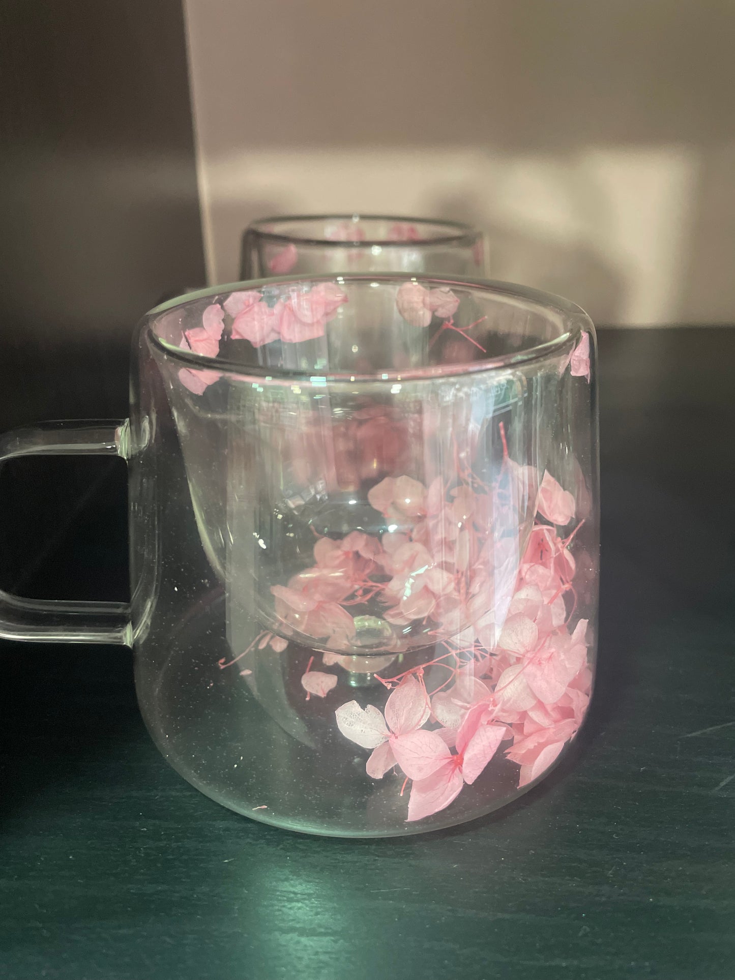 Taza de flores de colores de pétalos