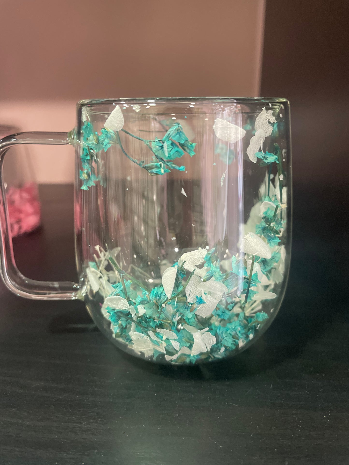 Taza de flores de colores de pétalos