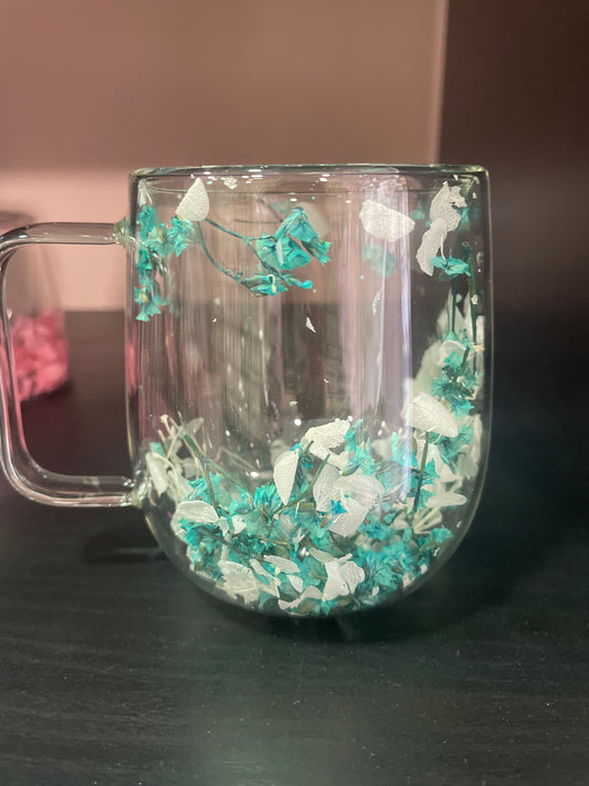 Taza de flores de colores de pétalos