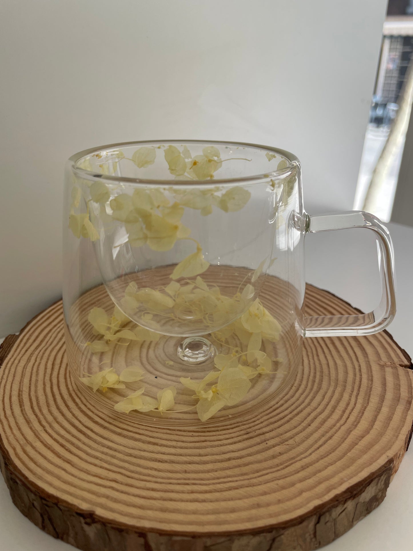 Taza de flores de colores de pétalos