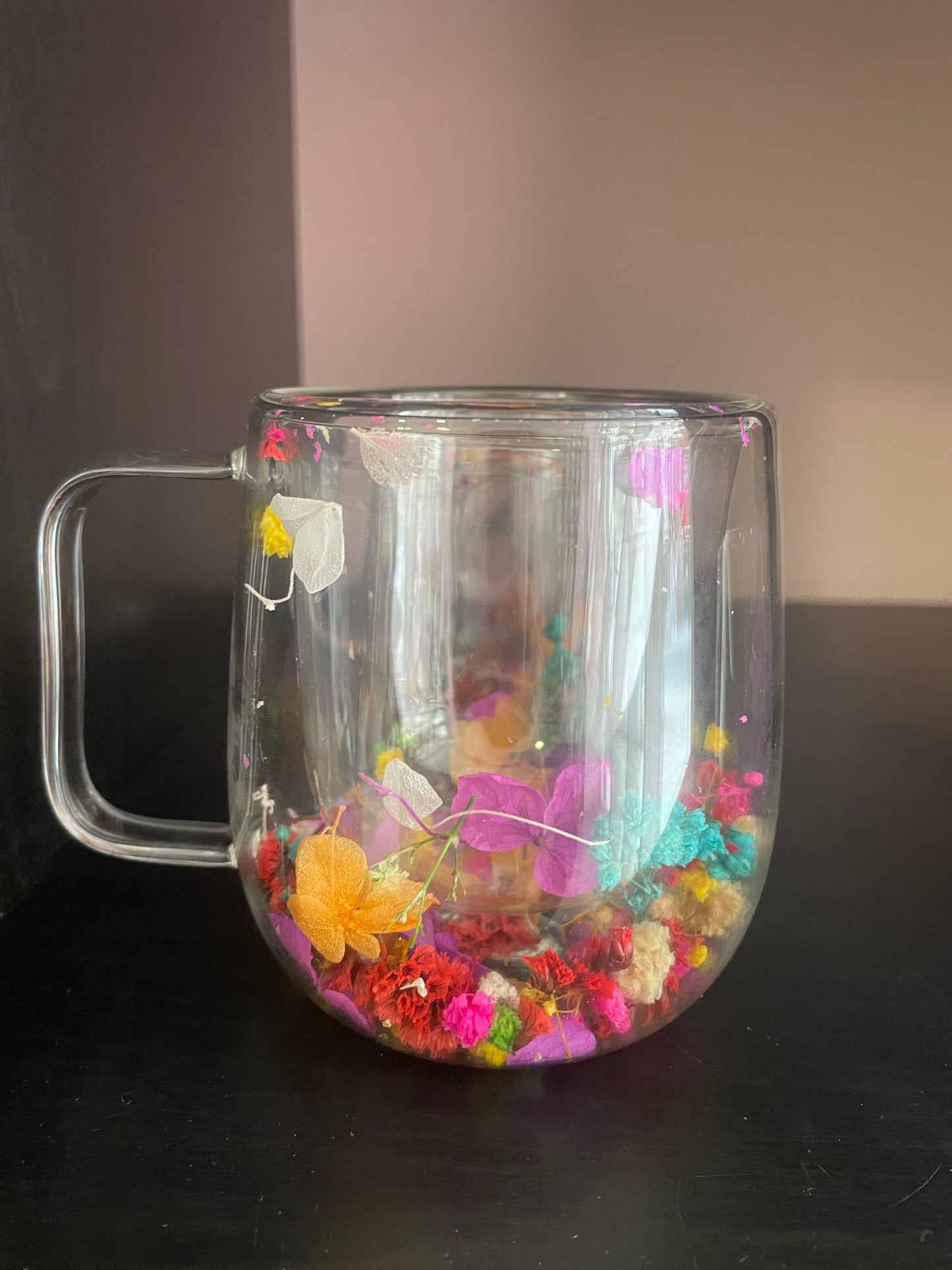 Taza de flores de colores de pétalos