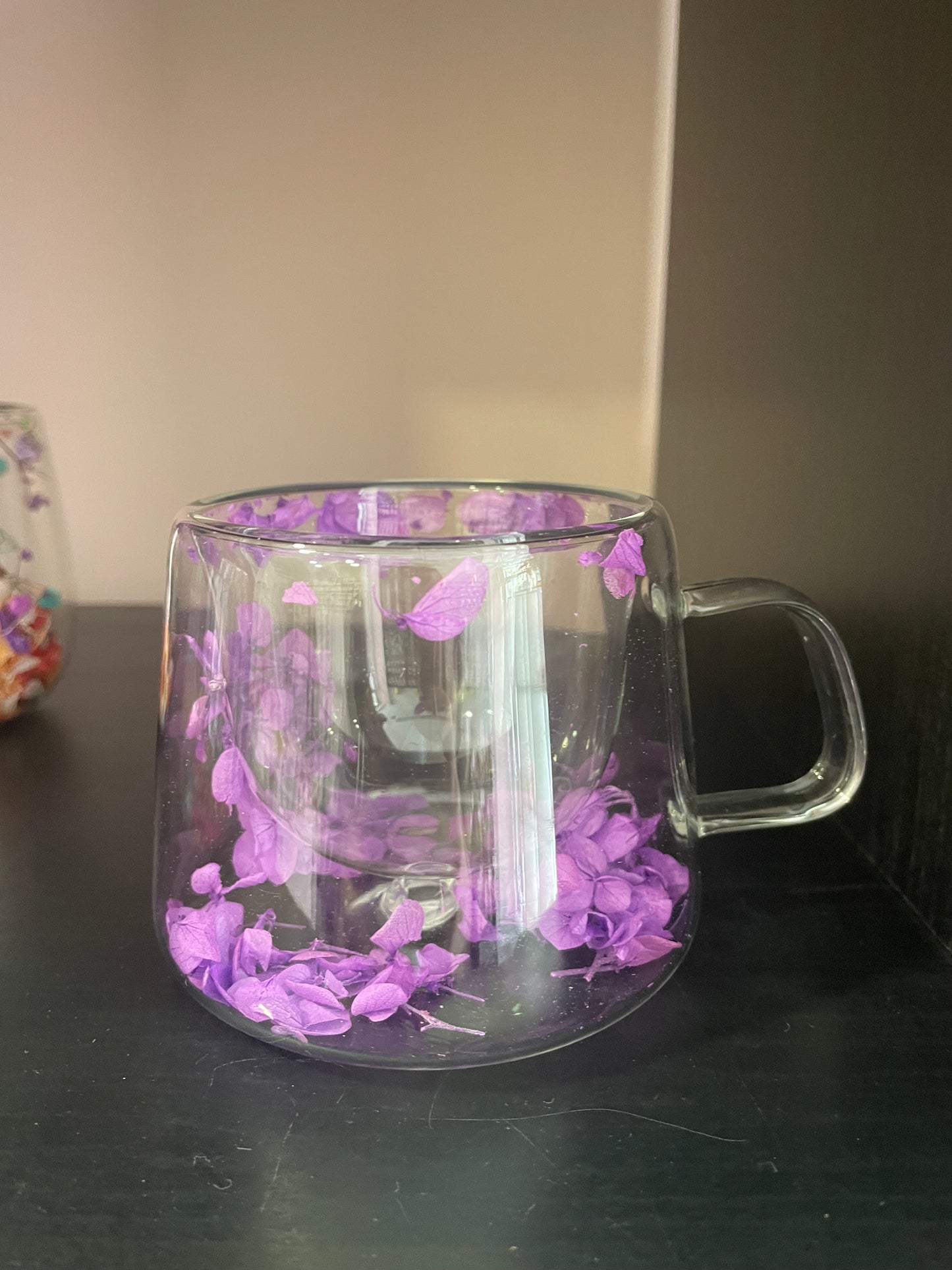 Taza de flores de colores de pétalos