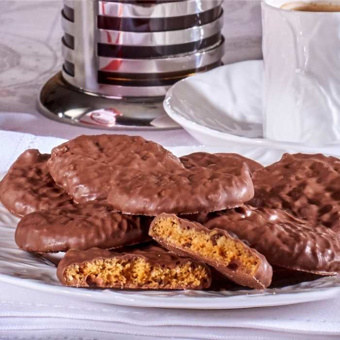 Galletas de naranja y chispas de chocolate recubiertas de chocolate con leche