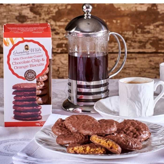 Galletas de naranja y chispas de chocolate recubiertas de chocolate con leche